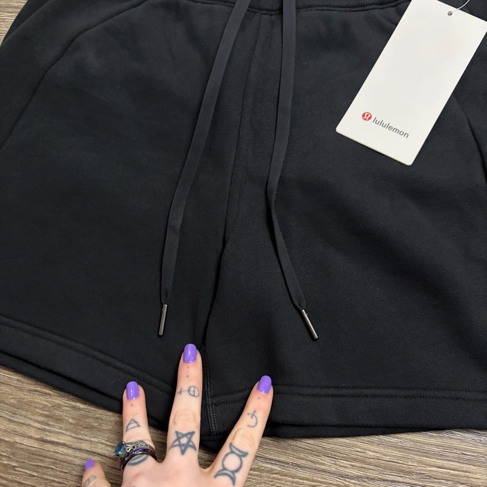 NWT Lululemon Scuba High-Rise Short 5" (Black) Size 4 - Picture 4 of 7